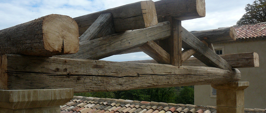 Réalisation d'une charpente en vieux bois à Lourmarin Vaucluse